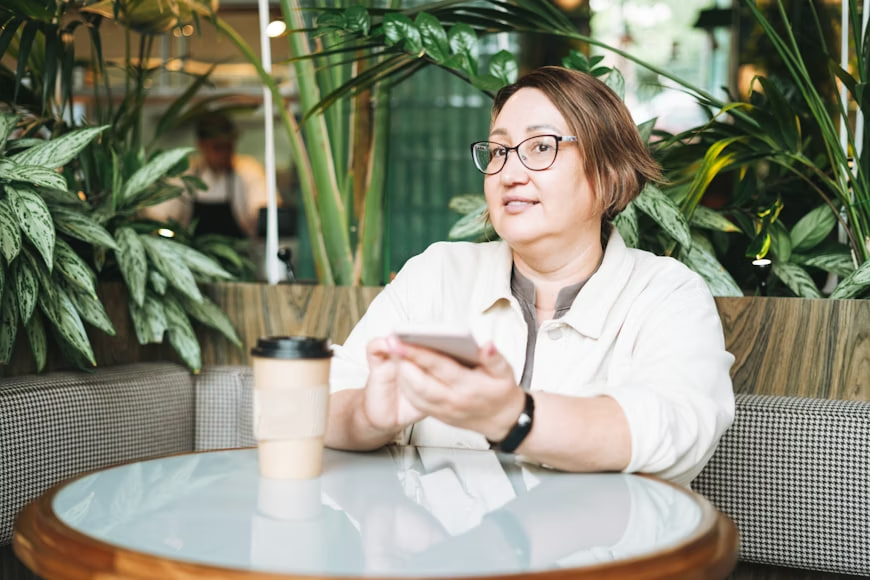 Odrasla osoba u uredu radi za stolom